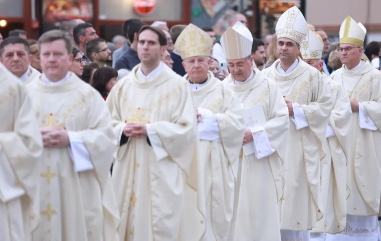 Pogledajte procesiju Majke Božje od Kamenitih vrata. Znate li njezinu legendu?