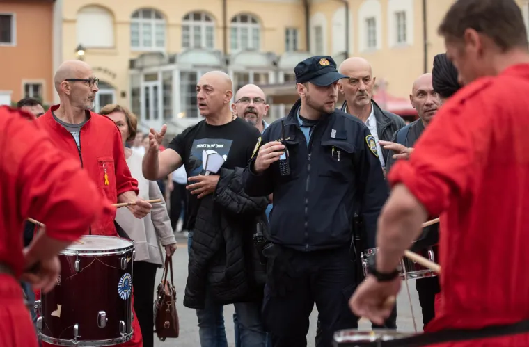 Vjernici se sukobili s bubnjarima na zagrebačkom Dolcu: Situacija je u jednom trenutku eskalirala
