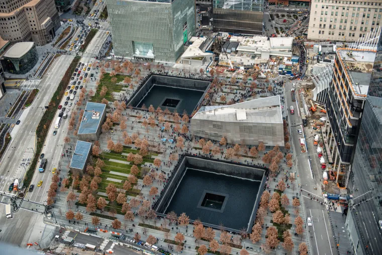 Urote 9/11: Neosporni su dokazi da su teroristički napadi od 11. rujna 2001. doista bili rezultat zavjere: zavjere Osame bin Ladena i posade većinom saudijskih otmičara. Ovo je nekima ipak prejednostavno. Teoretičari zavjere imaju niz mnogo složenijih objašnjenja za ono što se tog dana dogodilo u Svjetskom trgovačkom centru i Pentagonu, često uključujući insajdersko znanje predsjednika Georgea Busha, potpredsjednika Dicka Cheneya i glavnih Bushovih savjetnika. Neke poznate teorije zavjere oslanjaju se na antisemetičke tropove, poput napada koje je orkestrirao Izrael. Mnogi tvrde da su tornjevi srušeni kontroliranim rušenjem od bombi postavljenih prije nego što su avioni udarili, budući da &quot;mlazno gorivo ne može rastopiti čelične grede&quot;. Ostale tvrdnje pobija jednostavna logika: ako se otet zrakoplov nije zabio u Pentagon, kako se često tvrdi, gdje je onda let 77 i njegovi putnici? U mnogim teorijama zavjere birokratska nesposobnost često se pogrešno smatra zavjerom. 