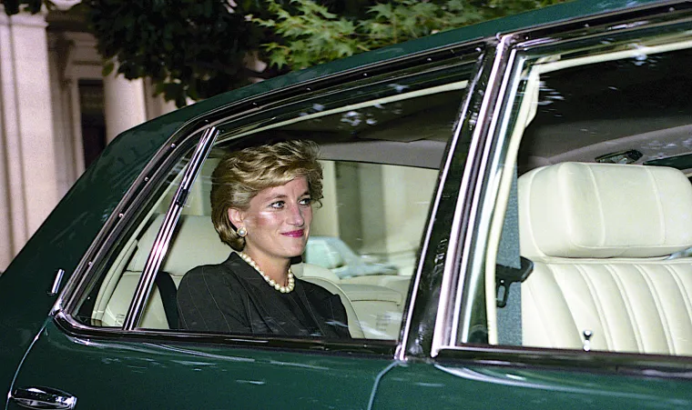 Ubojstvo princeze Diane: Unutar nekoliko sati nakon smrti princeze Diane 31. kolovoza 1997. u pariškom tunelu, kružile su teorije zavjere. Kao što je bio slučaj sa smrću Johna F. Kennedyja, pomisao da bi tako voljena osoba visokog profila mogla biti tako iznenada ubijena bila je šok. To se posebno odnosilo na princezu Dianu: članovi obitelji umiru od starosti, političkih intriga ili jedući previše hrane; njih ne ubije običan pijani vozač. No, za razliku od mnogih teorija zavjere, ovu je promovirao milijarder: Mohamed Al-Fayed, otac Dodija Al-Fayeda, koji je ubijen zajedno s Dianom. Al-Fayed tvrdi da je nesreća zapravo bila atentat britanskih obavještajnih agencija, na zahtjev kraljevske obitelji. Al-Fayedove tvrdnje ispitane su i odbačene kao neutemeljene istragom iz 2006.; sljedeće godine mrtvozornik je izjavio da je &quot;teorija zavjere koju je iznio Mohamed Al Fayed pomno ispitana i pokazalo se da nema nikakve osnove.&quot; Dana 7. travnja 2008., mrtvozornička porota zaključila je da su Diana i Al-Fayed nezakonito ubijeni zbog nemara od strane njihovog pijanog vozača i paparazza u potjeri, izvijestio je The New York Times. U teoriju zavjere vjerovao je i princ Harry, koji je u siječnju 2023. rekao da vjeruje da bi ona mogla biti živa. Rekao je Andersonu Cooperu u emisiji &quot;60 Minutes&quot; da misli da je ona možda lažirala vlastitu smrt i da će se ponovno ujediniti u jednom trenutku.