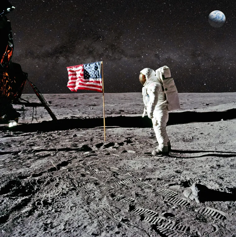 Prevara o slijetanja na Mjesec: NASA je iskrcala astronaute na Mjesec 1969. Do 1970-ih pojavila se bizarna zavjera - da se slijetanje na Mjesec nikada nije dogodilo. Zavjera je opisana u knjizi iz 1976., &quot;Nikada nismo bili na Mjesecu: američka prijevara od trideset milijardi dolara&quot;, i filmu &quot;Capricorn One&quot; iz 1978. Čak je i 2001. godine snimljen Foxov dokumentarac &quot;Teorija zavjere: Jesmo li sletjeli na Mjesec?&quot;. Mnogi astronauti bili su uvrijeđeni implikacijom da su lažirali svoja postignuća. Godine 2002., kada se teoretičar zavjere Bart Sibrel suočio s Buzzom Aldrinom i nazvao ga &quot;kukavicom i lažovom&quot; zbog lažiranja slijetanja na Mjesec, tada 72-godišnjak je udario Sibrela u čeljust.