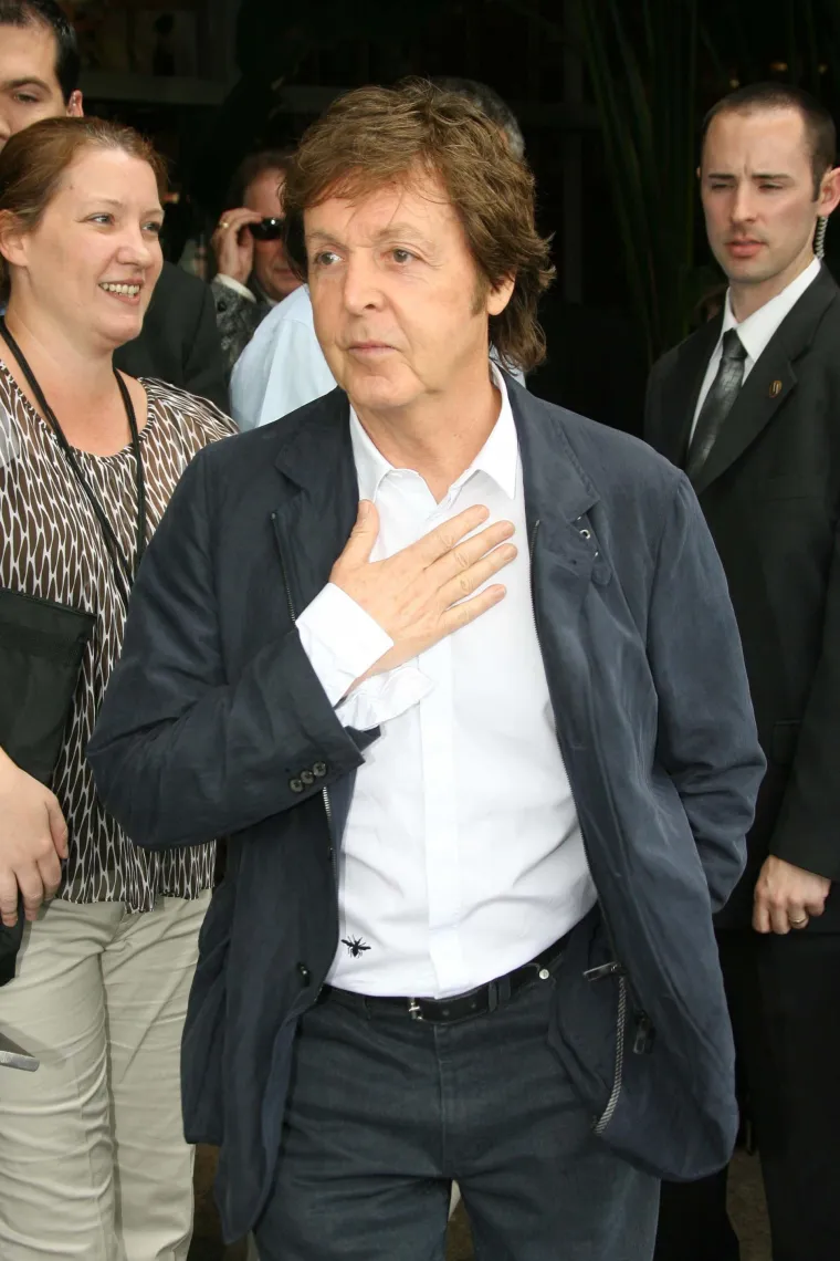 Smrt Paula McCartneya: Paul McCartney nije mrtav. Daje intervjue, ima web stranicu, povremeno se pojavljuje u tabloidima. Prilično dobro za tipa za kojeg neki teoretičari zavjere misle da je umro 1966. Zavjera &quot;Paul je mrtav&quot; ide otprilike ovako: Dana 9. studenog 1966., Paul McCartney se posvađao s ostalim Beatlesima, izletio iz studija i odmah mu je odrubljena glava u prometnoj nesreći. Kako bi se cijela stvar zataškala, bend je angažirao dvojnika. Međutim, nakon što su prošli kroz sve te nevolje, bend se jako potrudio ubaciti tragove u naslovnice albuma i tekstove kako bi nagovijestio javnosti da nešto nije u redu. Na primjer, na omotu albuma Abbey Road sva četiri Beatlesa su fotografirana kako koračaju preko zebre, ali samo je McCartney bos i u raskoraku s ostalom trojicom. Ovo mora nešto značiti, zar ne? Unatoč javnom poricanju od strane benda (i mnogim, mnogim javnim pojavljivanjima McCartneyja), obožavatelji nisu mogli to jednostavno dopustiti i okupili su se u potrazi za novim tragovima.