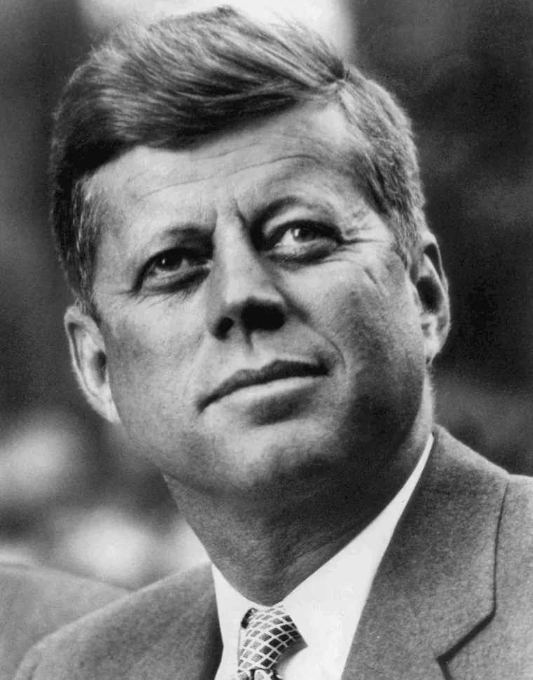 Atentat na Johna F. Kennedyja: John F. Kennedy ubijen je 1963. u povorci vozila u Dallasu. Ali je li Lee Harvey Oswald djelovao sam? Ili je na travnatom brežuljku bio drugi napadač? Ova su pitanja ulaz u ogromnu arenu teorija zavjere koje su iznjedrile beskrajna nagađanja i stotine knjiga, članaka i filmova. Nije pomoglo ni to što je Lee Harvey Oswald ubijen u podrumu policijske uprave u Dallasu, dok su ga okružili policajci samo dva dana nakon atentata — i to od strane tipa s vezama s mafijom. Ljudi su shvatili da je cijela stvar smrdjela. Mnogi tajnoviti krivci sugerirani su kao glavni umovi atentata na Kennedyja: vlada Fidela Castra, ili možda aktivisti protiv Castra, ili organizirani kriminal, ili CIA, ili potpredsjednik Lyndon Johnson, ili... Pa, stvar s predsjednicima je, pokazalo se da imaju mnogo neprijatelja. Izvješće Warrenove komisije, koje je proizvelo službena istraga Kennedyjeve smrti, nije pronašlo dokaze o sveobuhvatnoj zavjeri, iako još uvijek postoji mnogo teorija.