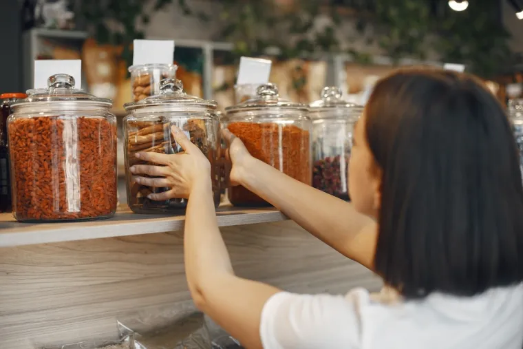 Iako je cimet široko dostupan u većini supermarketa, prema Healthlineu postoje dvije varijante začina: cejlonski cimet - poznat kao &apos;pravi&apos; cimet, i cassia cimet, najčešći. Evo sedam zdravstvenih dobrobiti cimeta koje su ispitane znanstvenim istraživanjima.