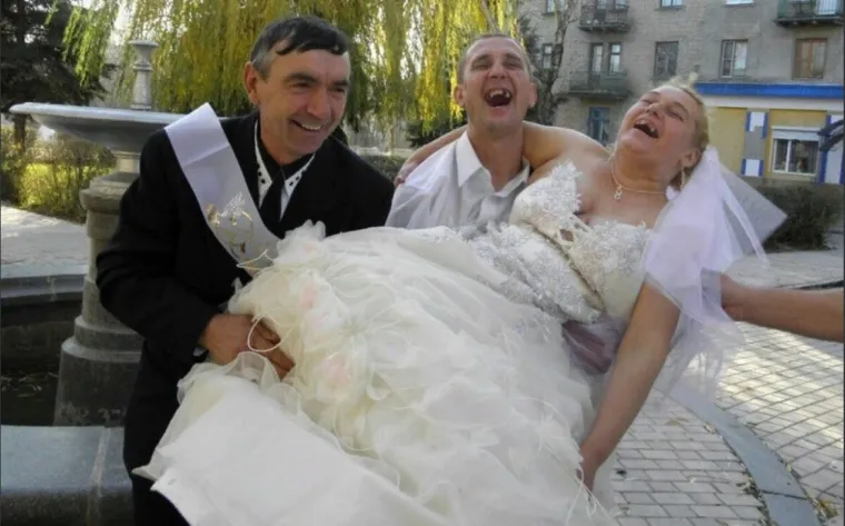 Oni se uzeli, mi se oduzeli: Ove svadbene fotografije izazivaju red smijeha, red zgražanja, red nevjerice