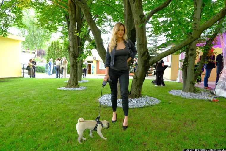 Dame u zelenom ukrale šou: Lidija Bačić ušetala sa psom na party, ali daleko od toga da je jedina u koju se gledalo