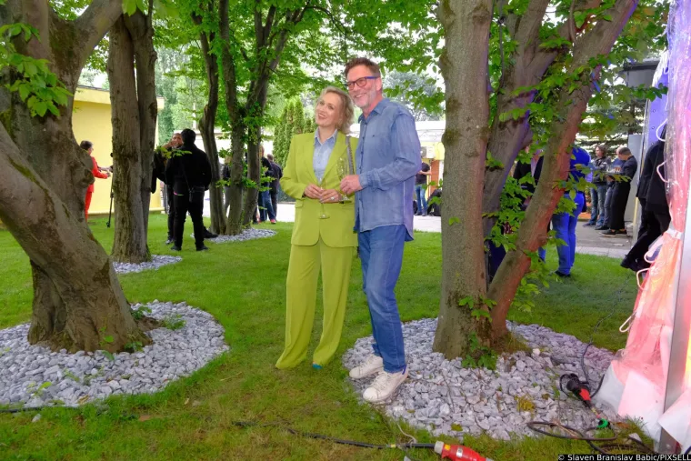 Dame u zelenom ukrale šou: Lidija Bačić ušetala sa psom na party, ali daleko od toga da je jedina u koju se gledalo