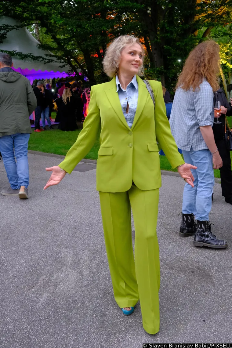 Dame u zelenom ukrale &scaron;ou: Lidija Bačić u&scaron;etala sa psom na party, ali daleko od toga da je jedina u koju se gledalo