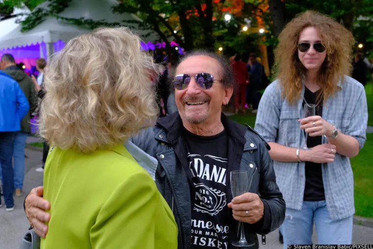 Dame u zelenom ukrale &scaron;ou: Lidija Bačić u&scaron;etala sa psom na party, ali daleko od toga da je jedina u koju se gledalo