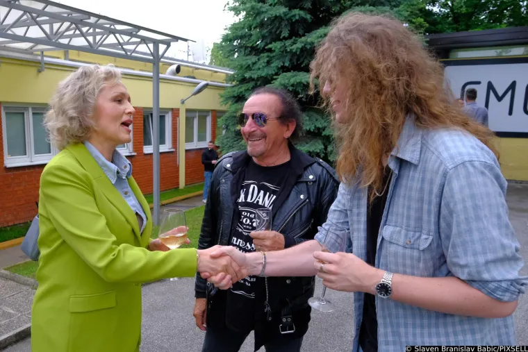 Dame u zelenom ukrale &scaron;ou: Lidija Bačić u&scaron;etala sa psom na party, ali daleko od toga da je jedina u koju se gledalo