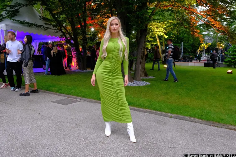 Dame u zelenom ukrale &scaron;ou: Lidija Bačić u&scaron;etala sa psom na party, ali daleko od toga da je jedina u koju se gledalo