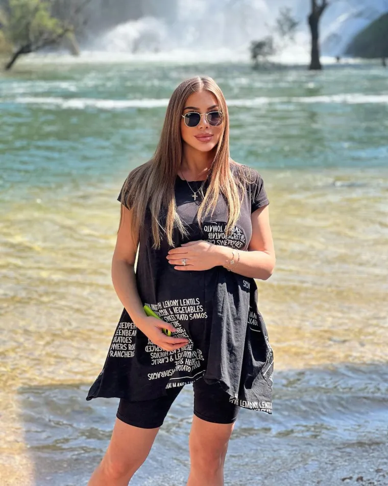 Naime, sretnu vijest o trudnoći Jelena je objavila krajem ožujka na svojem Instagramu, a odmah je otkrila i da će roditi dječaka. Sada je na društvenoj mreži pokazala kako provodi trudničke dane i pohvalila se povećim trbuhom. &quot;Uskoro počinje velika avantura&quot;, napisala je uz fotografije na kojima pozira uz slapove i drži se za trbuh, a prizorima je očarala svoje pratitelje.