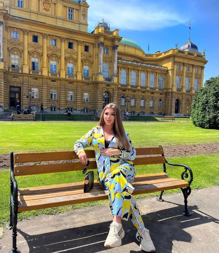 Podsjetimo, raskošna svadba Jelene i njenog supruga održala se u konobi u Tučepima pored Makarske. Jelena se prije dvije godine vratila u Hrvatsku nakon što je godinama živjela u Dubaiju. U Zagrebu je upoznala Josipa, zaručili su se nakon samo nekoliko mjeseci veze.
