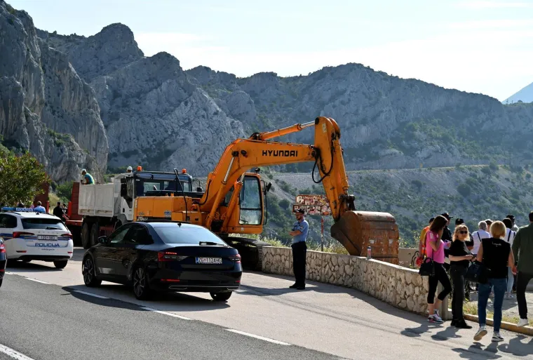 Započelo rušenje bespravno sagrađenih objekata u uvali Vruja kod Brela