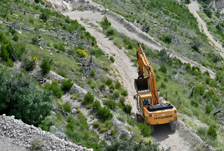 Stigla mašinerija na Vruju, počelo rušenje bespravnih objekata: 'Ostat će staro izletište na koje će svi moći doći'