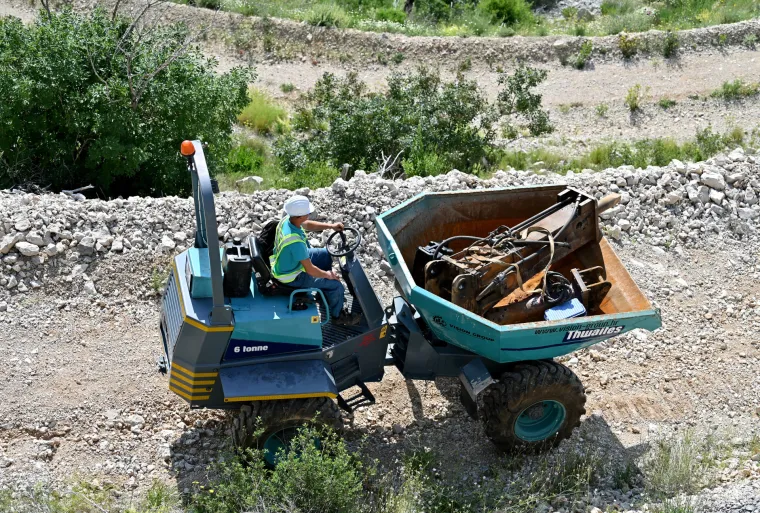 Stigla mašinerija na Vruju, počelo rušenje bespravnih objekata: 'Ostat će staro izletište na koje će svi moći doći'