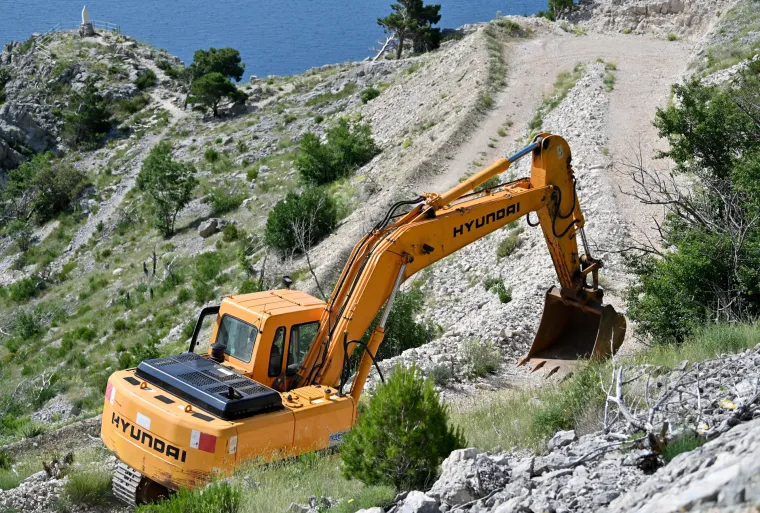 Stigla mašinerija na Vruju, počelo rušenje bespravnih objekata: 'Ostat će staro izletište na koje će svi moći doći'