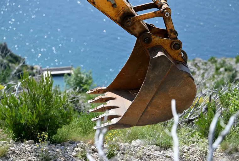 Stigla mašinerija na Vruju, počelo rušenje bespravnih objekata: 'Ostat će staro izletište na koje će svi moći doći'