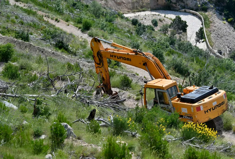 Stigla mašinerija na Vruju, počelo rušenje bespravnih objekata: 'Ostat će staro izletište na koje će svi moći doći'