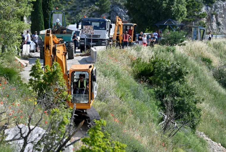 Stigla mašinerija na Vruju, počelo rušenje bespravnih objekata: 'Ostat će staro izletište na koje će svi moći doći'