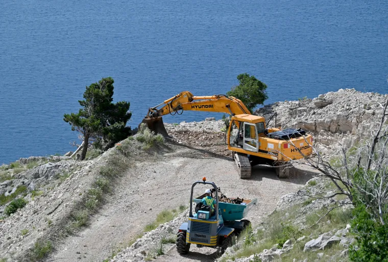 Stigla mašinerija na Vruju, počelo rušenje bespravnih objekata: 'Ostat će staro izletište na koje će svi moći doći'