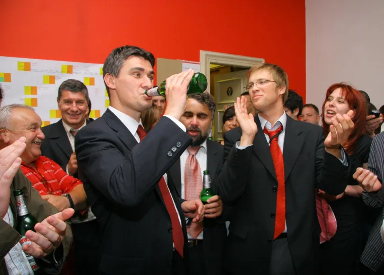 Prepoznajete li ovog zgodnog mladića? Potezao je pivo, kolegice ga ljubile, a pusu je dobio i od sada jednog pokojnika