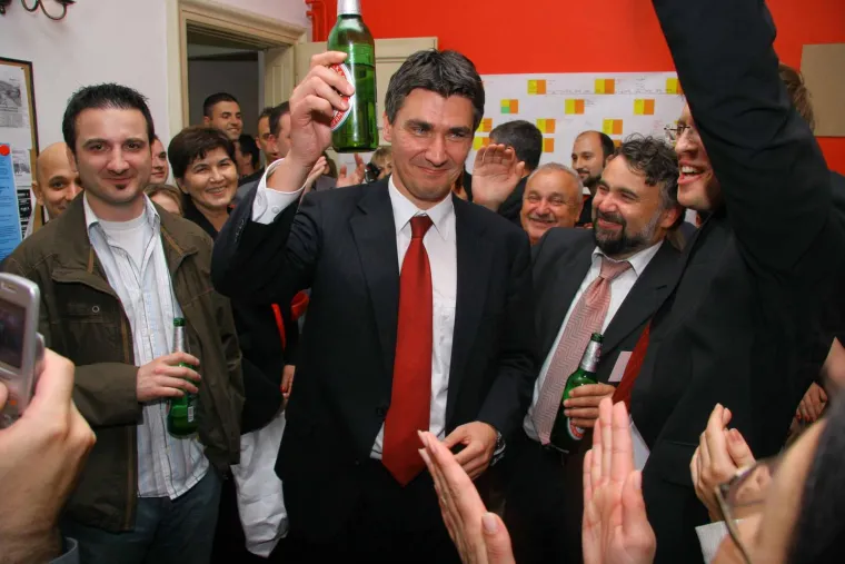 Prepoznajete li ovog zgodnog mladića? Potezao je pivo, kolegice ga ljubile, a pusu je dobio i od sada jednog pokojnika