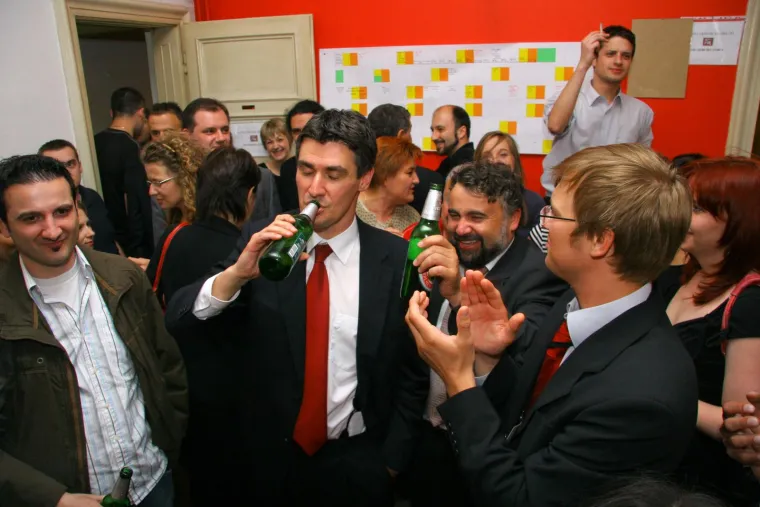 Prepoznajete li ovog zgodnog mladića? Potezao je pivo, kolegice ga ljubile, a pusu je dobio i od sada jednog pokojnika