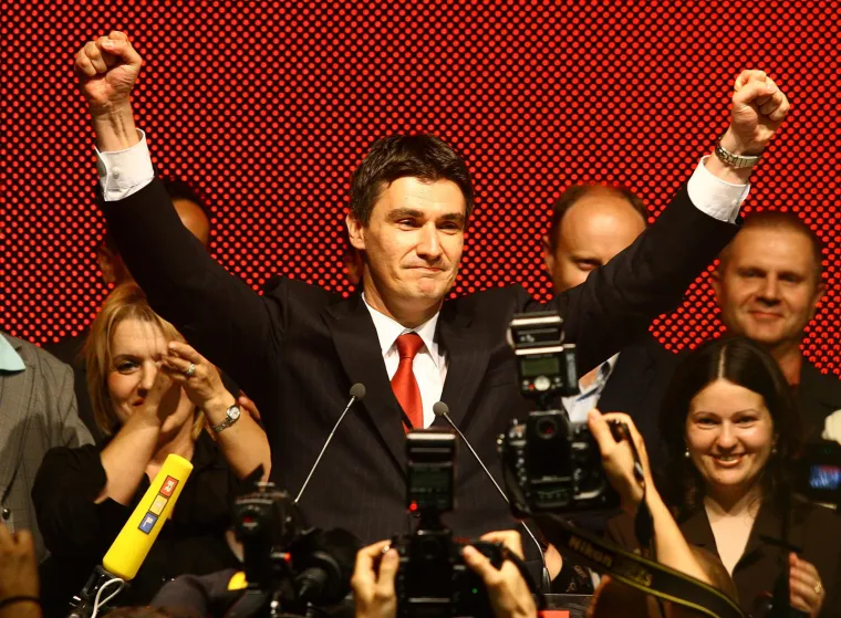 Prepoznajete li ovog zgodnog mladića? Potezao je pivo, kolegice ga ljubile, a pusu je dobio i od sada jednog pokojnika