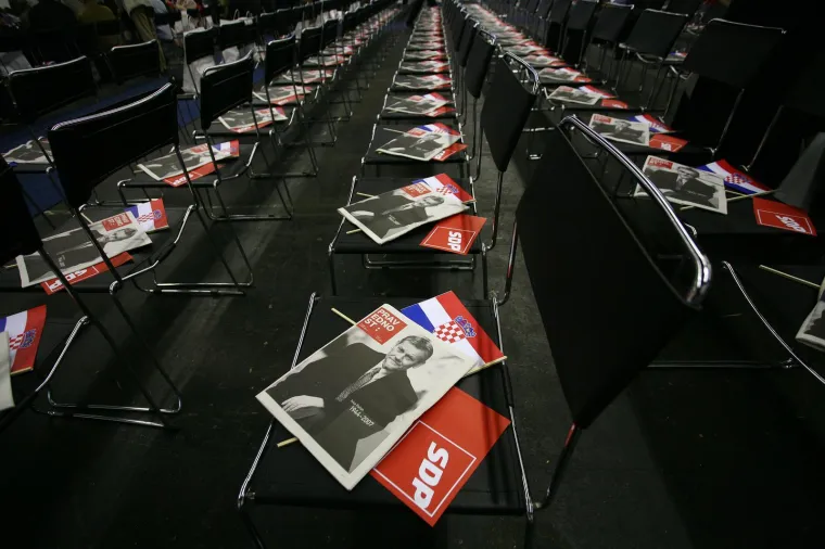 Prepoznajete li ovog zgodnog mladića? Potezao je pivo, kolegice ga ljubile, a pusu je dobio i od sada jednog pokojnika