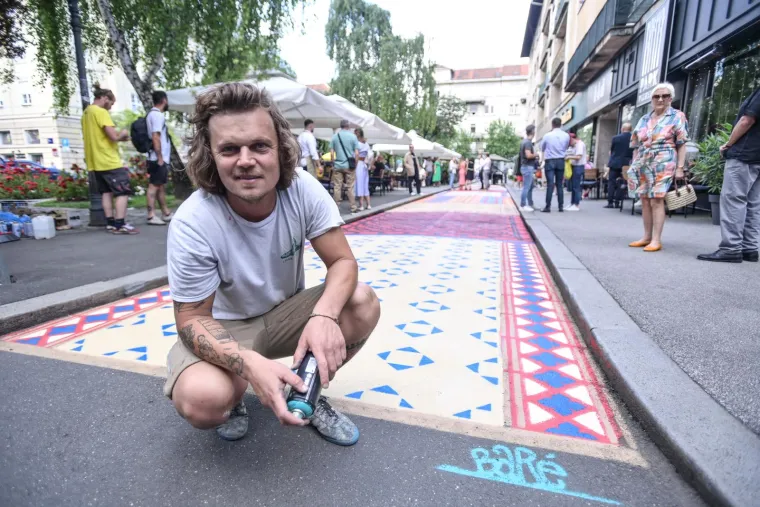 Street art umjetnik Boris Bare rekao je da je u &quot;Maloj Martićevoj&quot; projekt zamislio tako da prekrasne pločice iz zagrebačkih stubišta &quot;izađu na ulicu&quot;. Kaže da su ljudi uglavnom oduševljeni. Sa svojim kolegom dva dana je radio na tom muralu. Sudjelovali su i građani.  Riječ je o projektu “Mala Martićeva - Asphalt Art Initiative” - proširenje pješačke zove u centru grada Zagreba, cilj kojega je proširiti pješačke zone u gradovima koje će uz aktivnu participaciju i co-design proces omogućiti građanima kvalitetniji život. 