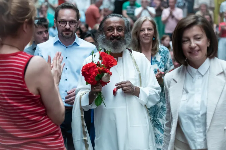 Indijski guru Sri Sri Ravi Shankar napunio Boćarski dom, a predavanje je pažljivo slu&scaron;ala i Severina