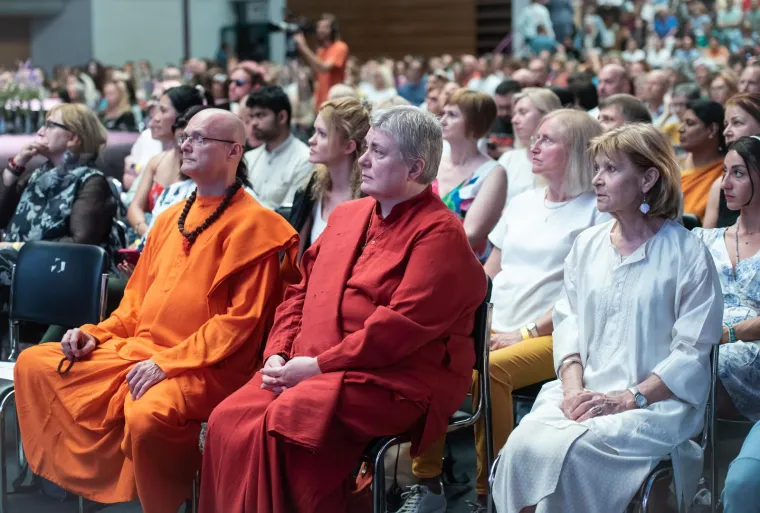 Indijski guru Sri Sri Ravi Shankar napunio Boćarski dom, a predavanje je pažljivo slu&scaron;ala i Severina