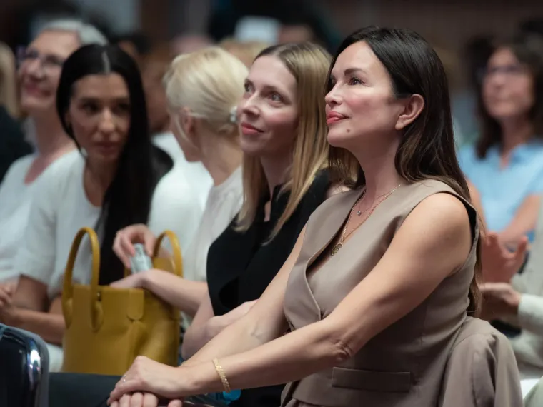 Indijski guru Sri Sri Ravi Shankar napunio Boćarski dom, a predavanje je pažljivo slu&scaron;ala i Severina