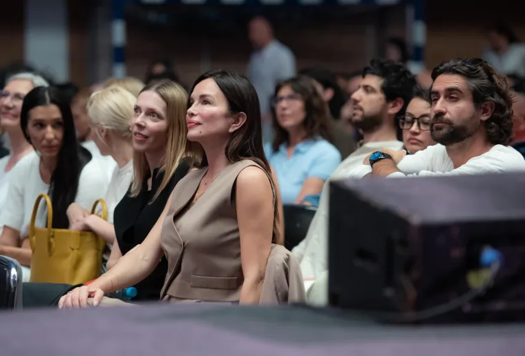 Indijski guru Sri Sri Ravi Shankar napunio Boćarski dom, a predavanje je pažljivo slu&scaron;ala i Severina