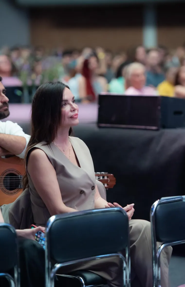 Indijski guru Sri Sri Ravi Shankar napunio Boćarski dom, a predavanje je pažljivo slu&scaron;ala i Severina