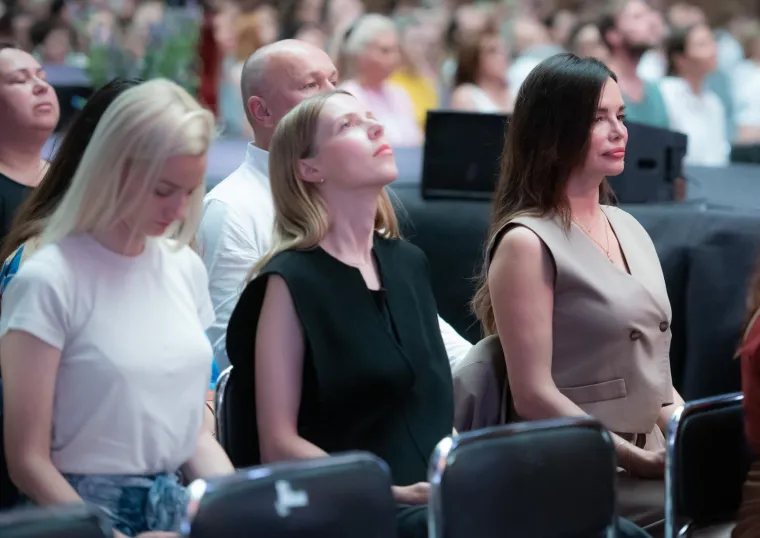 Indijski guru Sri Sri Ravi Shankar napunio Boćarski dom, a predavanje je pažljivo slu&scaron;ala i Severina