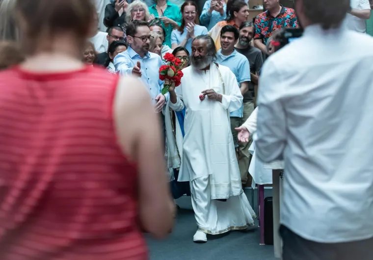 Indijski guru Sri Sri Ravi Shankar napunio Boćarski dom, a predavanje je pažljivo slu&scaron;ala i Severina