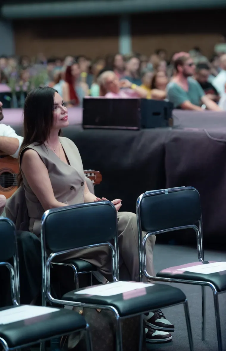 Indijski guru Sri Sri Ravi Shankar napunio Boćarski dom, a predavanje je pažljivo slu&scaron;ala i Severina