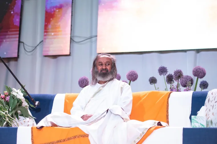 Indijski guru Sri Sri Ravi Shankar napunio Boćarski dom, a predavanje je pažljivo slu&scaron;ala i Severina