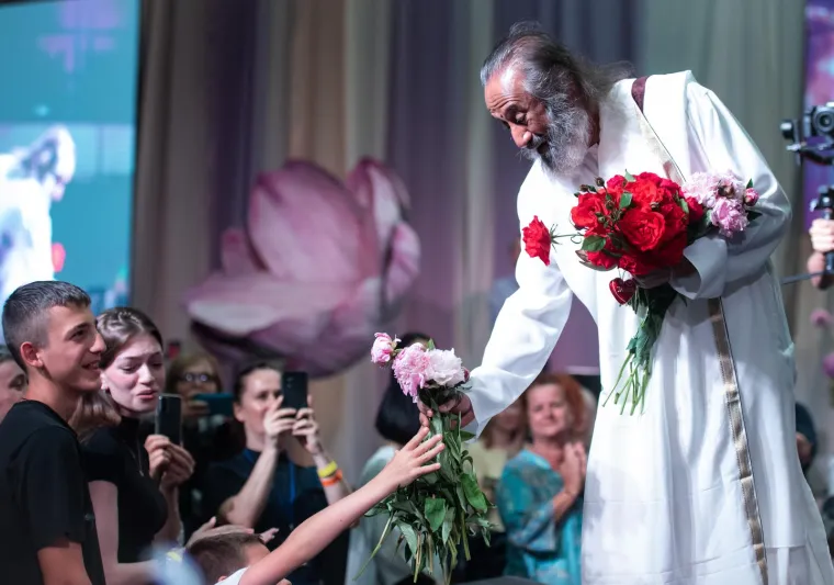 Indijski guru Sri Sri Ravi Shankar napunio Boćarski dom, a predavanje je pažljivo slu&scaron;ala i Severina