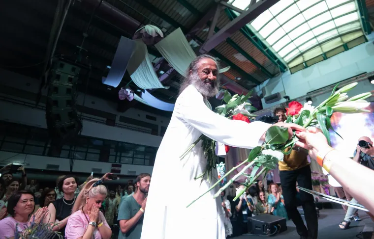 Indijski guru Sri Sri Ravi Shankar napunio Boćarski dom, a predavanje je pažljivo slu&scaron;ala i Severina