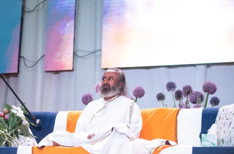 Indijski guru Sri Sri Ravi Shankar napunio Boćarski dom, a predavanje je pažljivo slu&scaron;ala i Severina