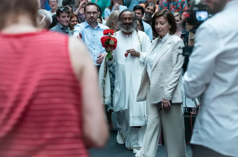 Indijski guru Sri Sri Ravi Shankar napunio Boćarski dom, a predavanje je pažljivo slu&scaron;ala i Severina