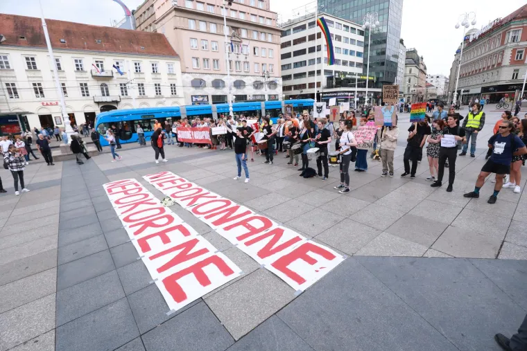 Muškarci kleče i mole, a protuprosvjednici stigli s glazbom i transparentima. 'Slobodne i ravnopravne'