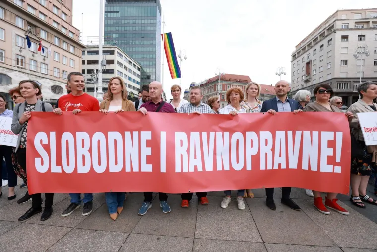 Muškarci kleče i mole, a protuprosvjednici stigli s glazbom i transparentima. 'Slobodne i ravnopravne'