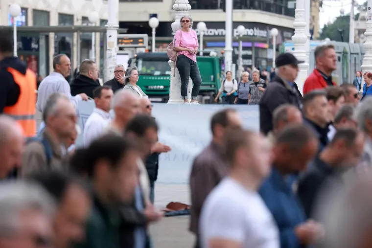 Mu&scaron;karci kleče i mole, a protuprosvjednici stigli s glazbom i transparentima. 'Slobodne i ravnopravne'