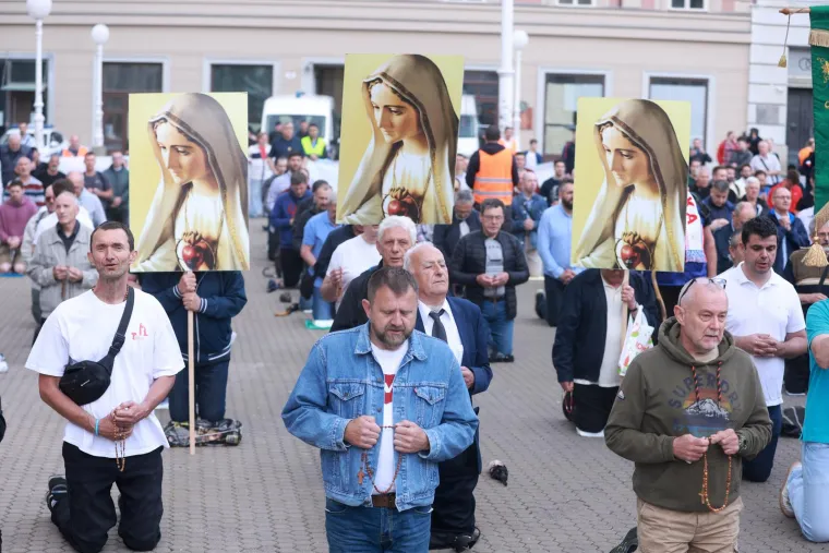 Mu&scaron;karci kleče i mole, a protuprosvjednici stigli s glazbom i transparentima. 'Slobodne i ravnopravne'