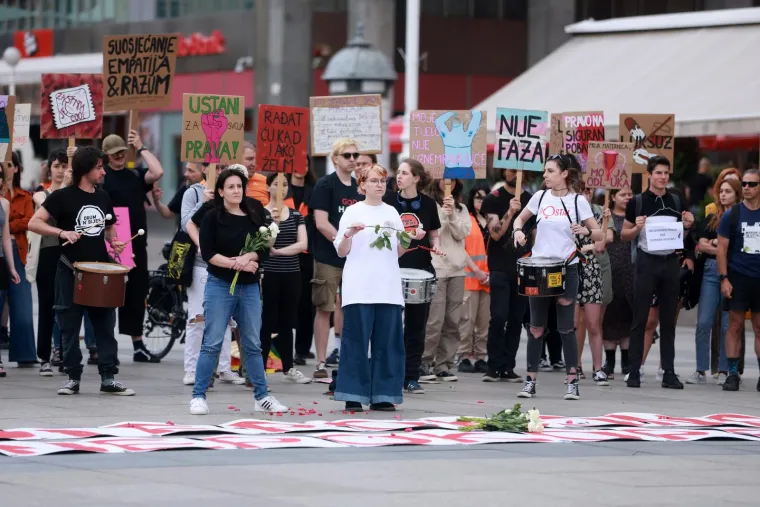 Mu&scaron;karci kleče i mole, a protuprosvjednici stigli s glazbom i transparentima. 'Slobodne i ravnopravne'
