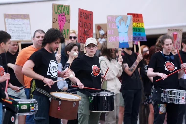 Mu&scaron;karci kleče i mole, a protuprosvjednici stigli s glazbom i transparentima. 'Slobodne i ravnopravne'